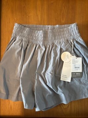 NWT Vuori villa short Light Gray Women's Athletic Shorts with Smocked Waist